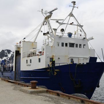 Vargøy legger til havn