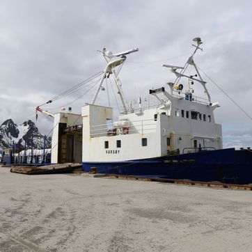 Vargøy ligger til havn 