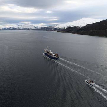 Vargøy på sjøen med båt etter seg