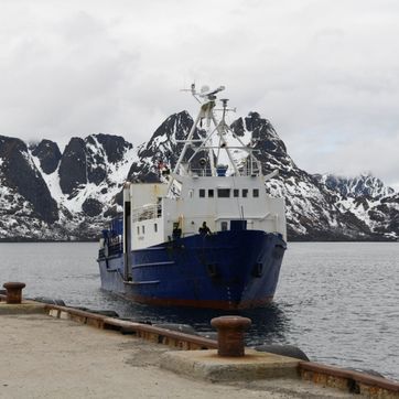 Båt legger til havn